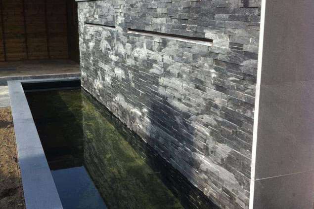 moderne watermuur desing met steensstrips black